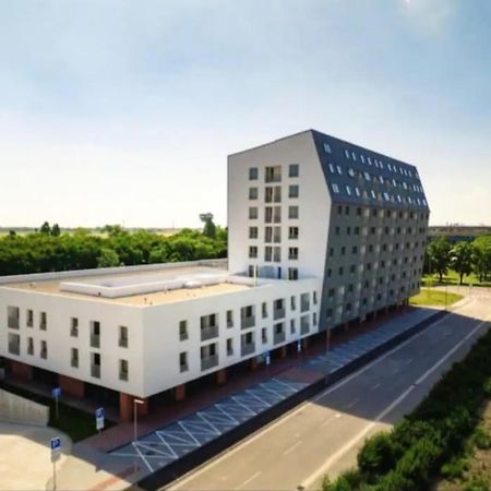 New Air-Conditioned Apartment 5 Minutes By Walk From The Airport With Free Garage Parking Bratislava Ngoại thất bức ảnh