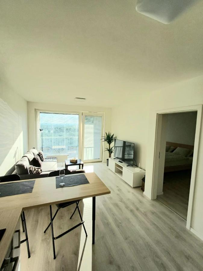 New Air-Conditioned Apartment 5 Minutes By Walk From The Airport With Free Garage Parking Bratislava Ngoại thất bức ảnh