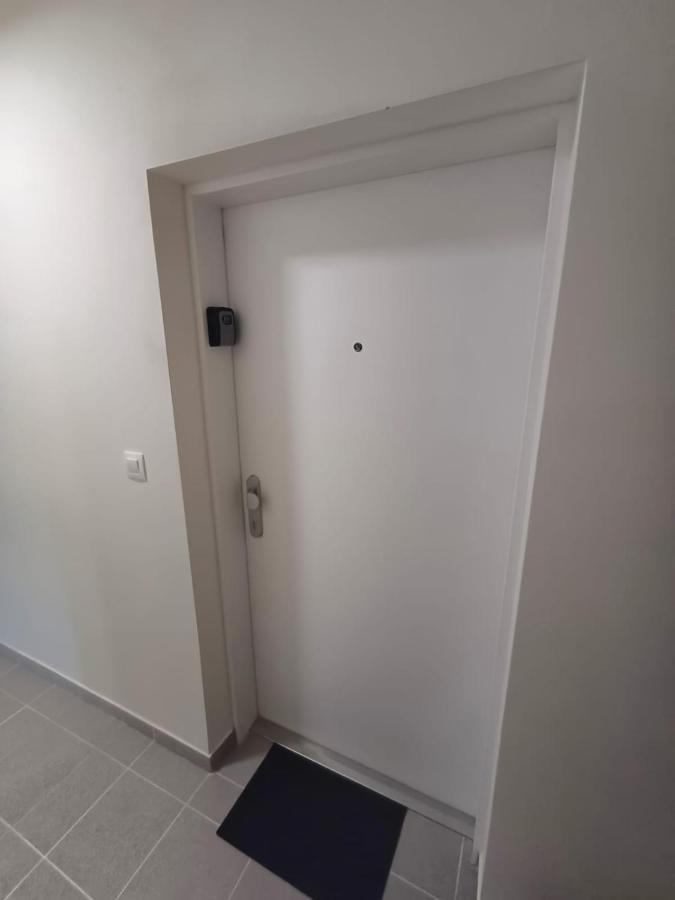 New Air-Conditioned Apartment 5 Minutes By Walk From The Airport With Free Garage Parking Bratislava Ngoại thất bức ảnh