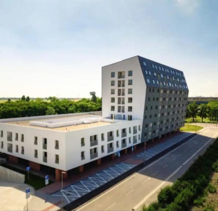 New Air-Conditioned Apartment 5 Minutes By Walk From The Airport With Free Garage Parking Bratislava Ngoại thất bức ảnh
