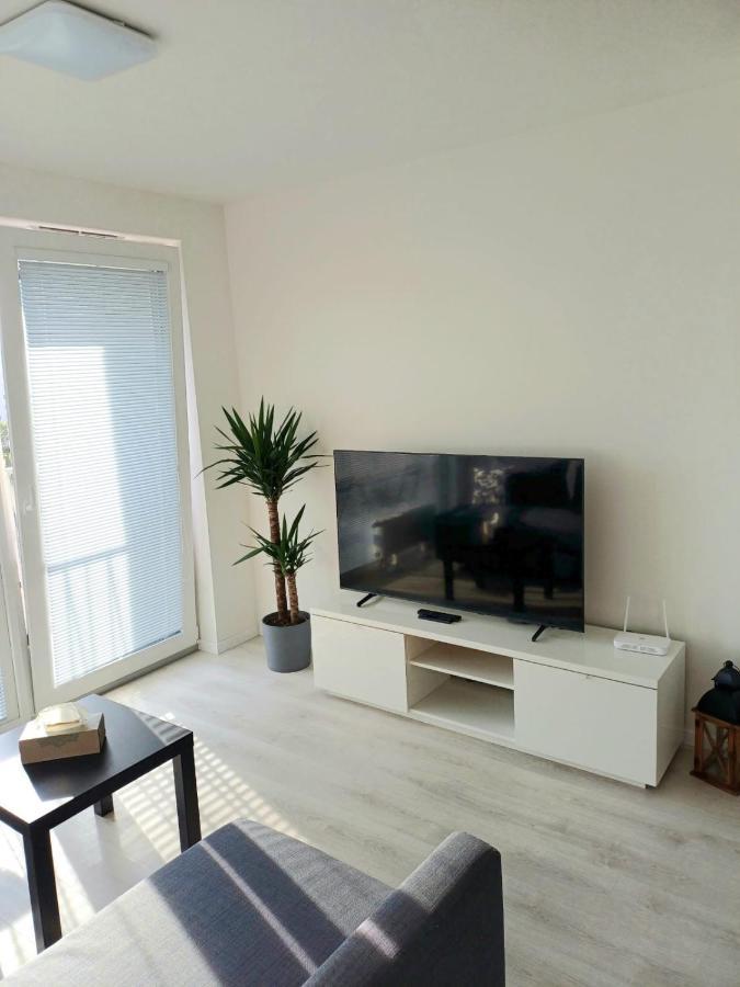 New Air-Conditioned Apartment 5 Minutes By Walk From The Airport With Free Garage Parking Bratislava Ngoại thất bức ảnh